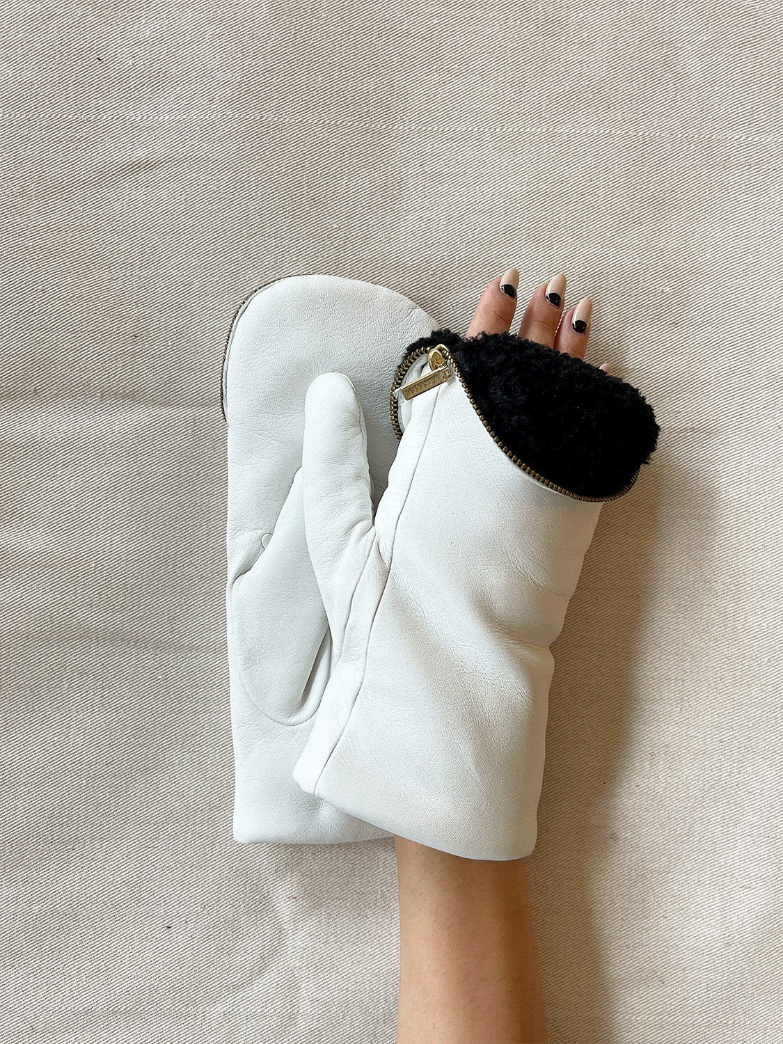 Aristide Lambskin Zip Mittens – Annie Aime